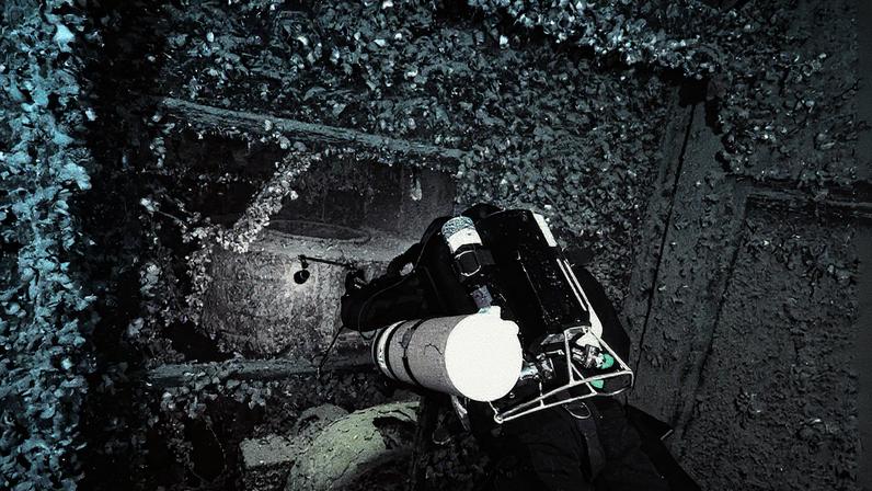 Mergulhadores recuperam itens do navio que afundou na Grécia há mais de cem anos (Foto: Reprodução)