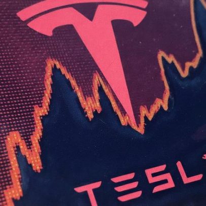 Tesla se aproxima de nova alta, segundo análises gráficas do mercado