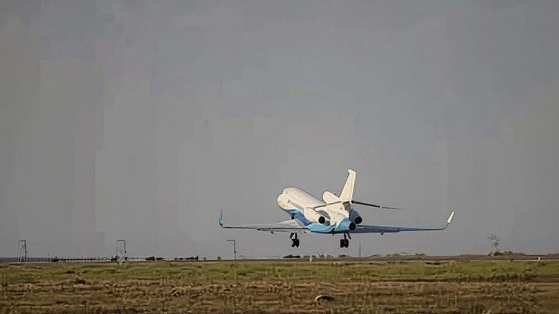 Avião de transporte de Ursula von der Leyen decolando do aeroporto de Constanta, na Romênia, com destino à Lituânia (Foto: Reprodução)