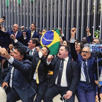 Congresso brasileiro decide adiar amnistia a Bolsonaro e amenizar penas para golpistas