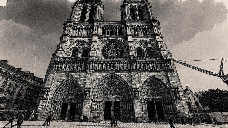 Pessoas caminham em frente à Catedral de Notre-Dame de Paris, que foi reaberta após cinco anos de restauração (Foto: Reprodução)