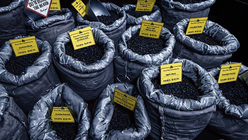 Grãos de café, incluindo variedades do Brasil, expostos em um distribuidor em Nova York (Foto: Reprodução)