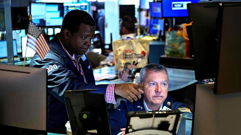 Operadores trabalham no pregão da Bolsa de Valores de Nova York durante o toque do sino de abertura (Foto: Reprodução)