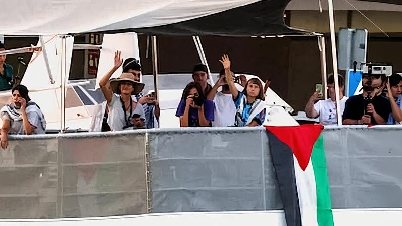 Greta Thunberg e outros ativistas da flotilha com ajuda para Gaza passam por Barcelona (Foto: Reprodução)