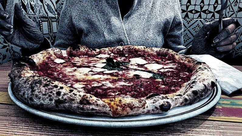 Pizza Marguerita, um dos sabores tradicionais da pizza napolitana (Foto: Reprodução)