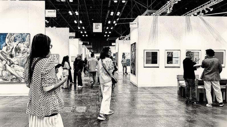 Visitantes na edição de 2024 da The Armory Show (Foto: Reprodução)