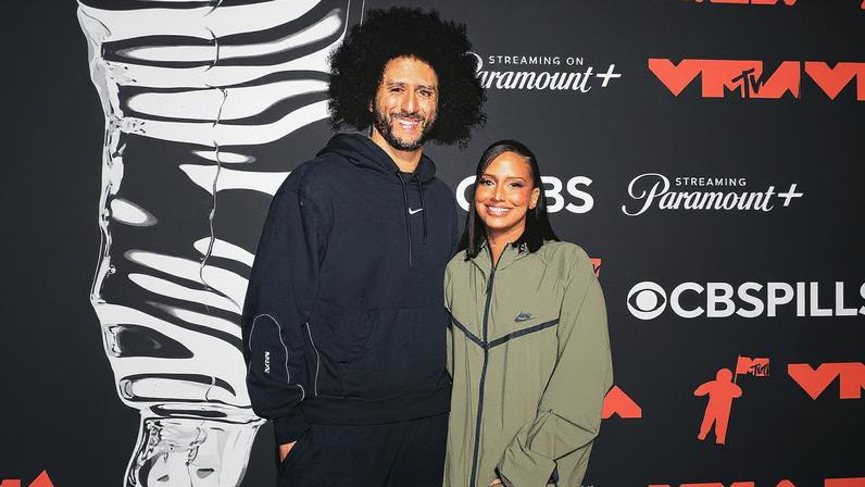 Colin Kaepernick e Nessa posam para a foto (Foto: Reprodução)