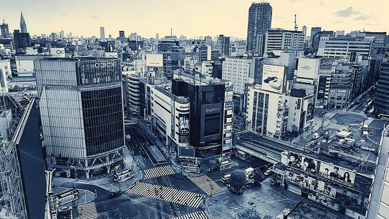 Pessoas atravessam a rua em Shibuya, Tóquio (Foto: Reprodução)