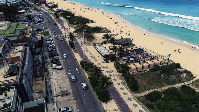 Desmatamento na Praia do Pepê com quiosques avançando sobre a vegetação de restinga da Barra da Tijuca (Foto: Reprodução)