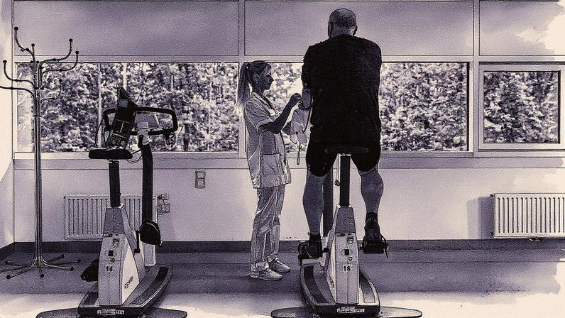 Paciente utiliza bicicleta ergométrica em centro de reabilitação cardiovascular na Áustria (Foto: Reprodução)