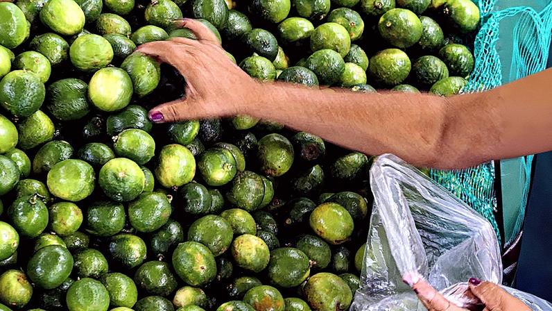 Consumidora faz compras em mercado em São Paulo (Foto: Reprodução)