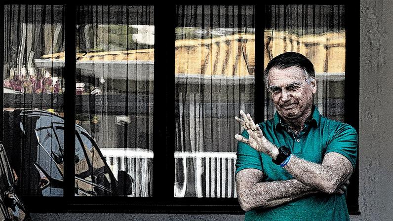 Ex-presidente brasileiro acena em sua residência em Brasília no último dia do julgamento que resultou em sua condenação a 27 anos e 3 meses de prisão (Foto: Reprodução)