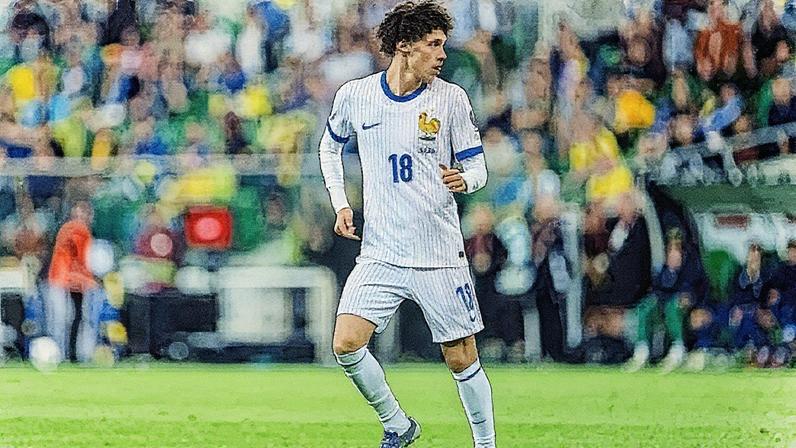 Jogador francês Maghnes Akliouche em sua estreia pela seleção principal contra a Ucrânia (Foto: Reprodução)