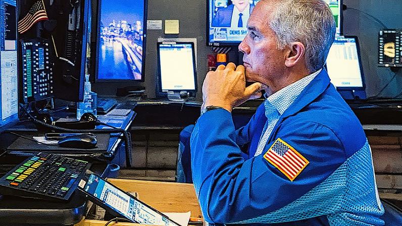 Trader trabalha no pregão da Bolsa de Valores de Nova York (Foto: Reprodução)