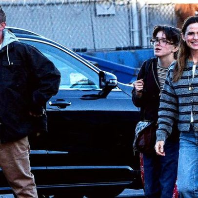 Ben Affleck e Jennifer Garner curtem passeio em família com os filhos pequenos