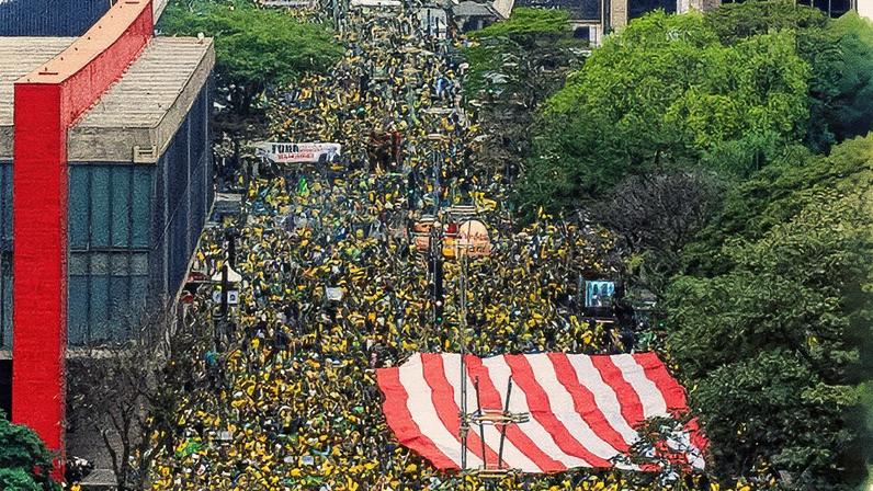 Bandeira dos Estados Unidos estendida na Avenida Paulista durante ato bolsonarista no Dia da Independência do Brasil (Foto: Reprodução)