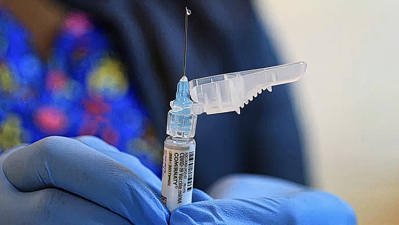 Enfermeira de imunização segura vacina Pfizer-BioNTech COVID-19 em centro de saúde em Miami, Florida (Foto: Reprodução)