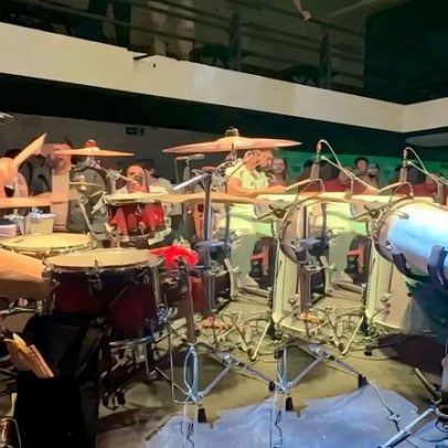 Baterista do Green Day se apresenta em bar de pagode em São Paulo