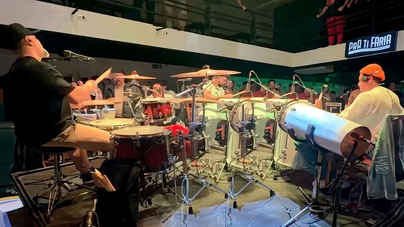 Baterista do Green Day toca em bar de pagode em São Paulo (Foto: Reprodução)