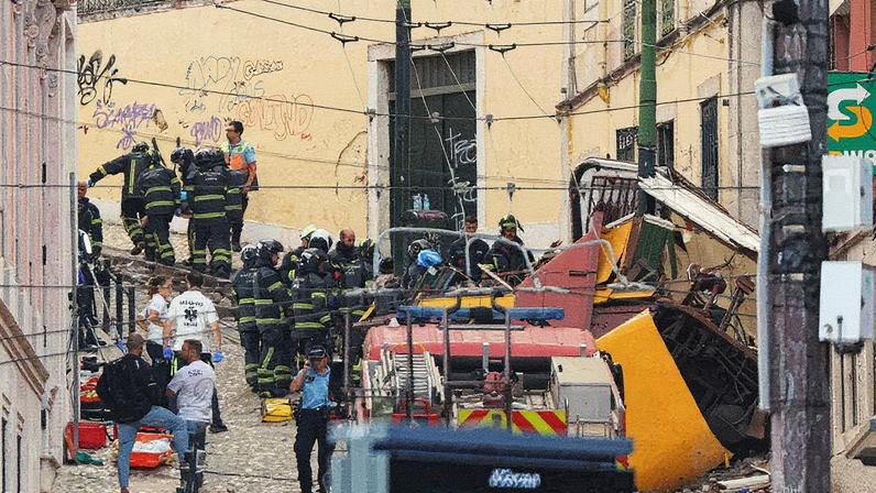 Bombeiros e equipes de resgate prestam socorro a vítimas de acidente no Elevador da Glória, em Lisboa (Foto: Reprodução)