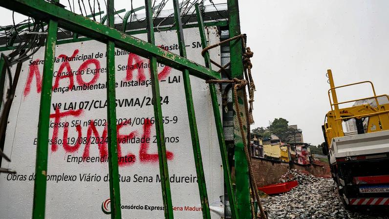 Manifestantes tentam impedir o corte de uma árvore enquanto são contidos pela GCM (Foto: Reprodução)