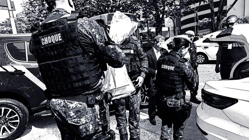 Policiais militares guardam documentos apreendidos durante operação contra o PCC no setor de combustíveis e financeiro (Foto: Reprodução)