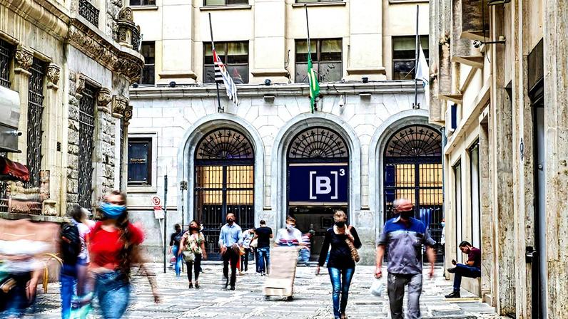 Pregão na B3 em São Paulo apresenta liquidez reduzida devido ao feriado nos EUA e indicadores econômicos em análise (Foto: Reprodução)