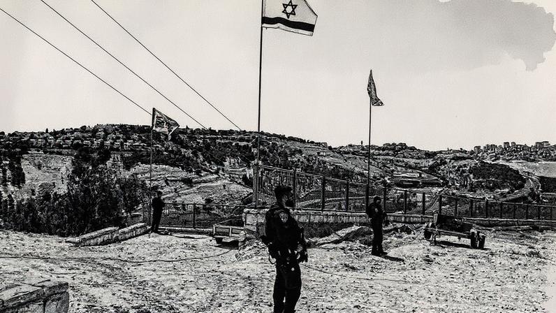 Militares israelenses vigiam corredor na Cisjordânia conhecido como E1, onde há planos para construção de novos assentamentos judaicos (Foto: Reprodução)