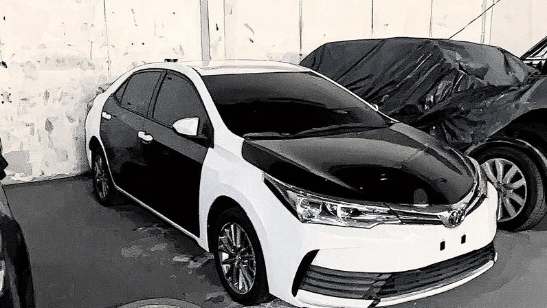 Toyota Corolla sendo modificado para se assemelhar a uma viatura da Polícia Civil (Foto: Reprodução)