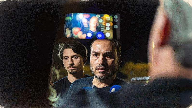 Jair Renan e Carlos Bolsonaro em frente ao condomínio (Foto: Reprodução)