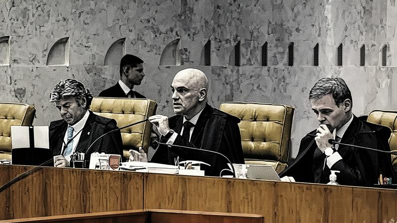 Ministros Luiz Fux, Alexandre de Moraes e André Mendonça durante sessão plenária no STF (Foto: Reprodução)