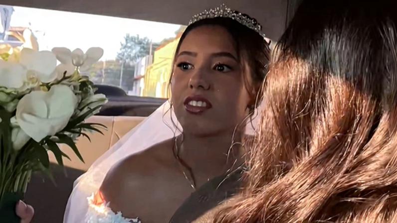 Noiva se revolta ao ver madrasta vestida de branco em seu casamento (Foto: Reprodução)