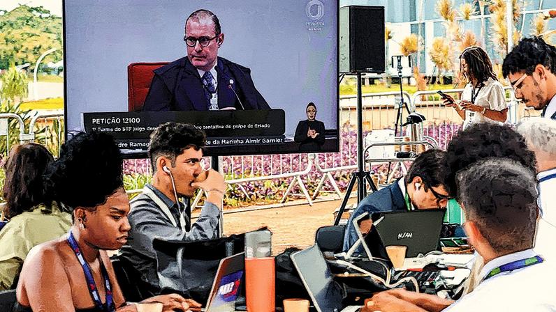 Ministro Cristiano Zanin, presidente da Primeira Turma do Supremo, é acompanhado por jornalistas em telão na parte externa da Corte, em Brasília (Foto: Reprodução)
