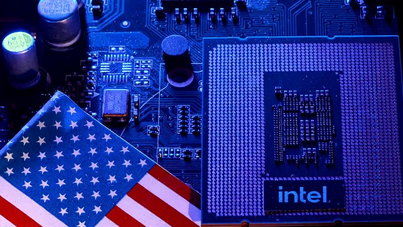 Chip da Intel ao lado de uma bandeira dos Estados Unidos (Foto: Reprodução)