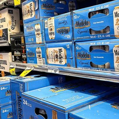 Ações da Constellation Brands despencam após revisão de previsão e queda no consumo hispânico
