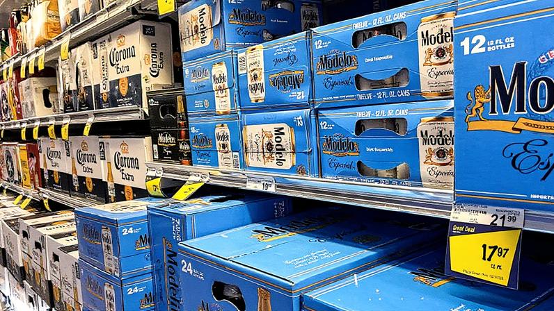 Caixas de cerveja mexicana em um supermercado em Houston, Texas (Foto: Reprodução)