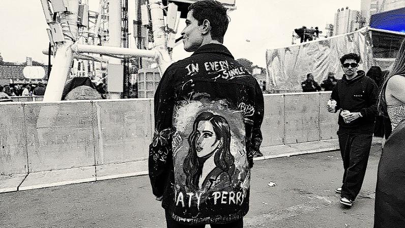 Matheus Caiado, de Goiânia, usa uma jaqueta feita por uma artista goiana em homenagem à cantora Katy Perry (Foto: Reprodução)
