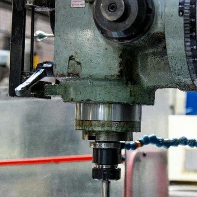 Economia desacelera com resultados fracos em indústria, serviços e comércio