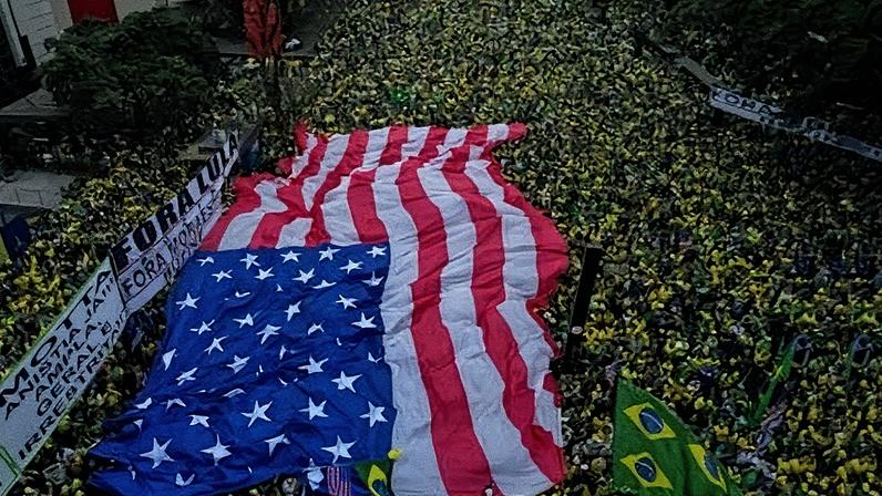 Bandeira dos EUA em ato bolsonarista na Avenida Paulista, em São Paulo, no dia 7 de Setembro de 2025 (Foto: Reprodução)