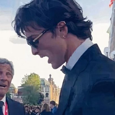 Jacob Elordi se desentende com oficial do Festival de Veneza durante evento