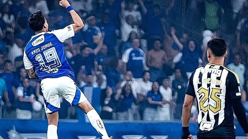 Kaio Jorge, do Cruzeiro, celebra um gol enquanto Gabriel Menino, do Atlético-MG, observa (Foto: Reprodução)