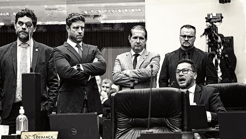 Arilson Chiorato, sentado, lidera a oposição ao governo de Ratinho Jr no Paraná (Foto: Reprodução)