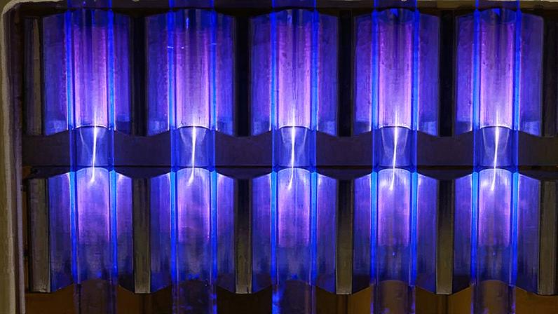 Luzes UV222 estão penduradas no teto do Laboratório de Aerobiologia e Desinfecção da CU Boulder (Foto: Reprodução)