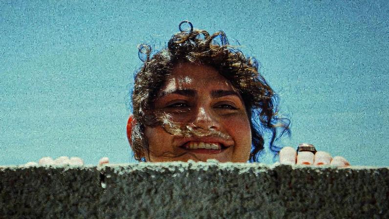 Noá Bonoba em cena do filme 'Morte e Vida Madalena' (Foto: Reprodução)