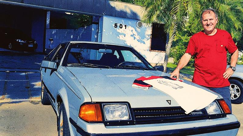 Zico ao lado de um Toyota Celica (Foto: Reprodução)
