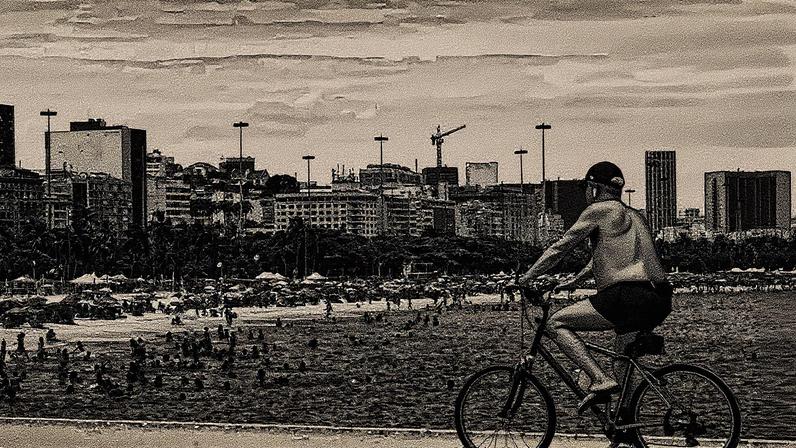 Banhistas aproveitam a Praia do Flamengo no Rio de Janeiro em um dia de sol forte e calor extremo (Foto: Reprodução)