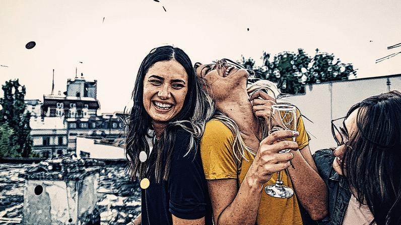 Público participa de atividades de tardeo e planos para o dia seguinte, evidenciando novas formas de lazer (Foto: Reprodução)