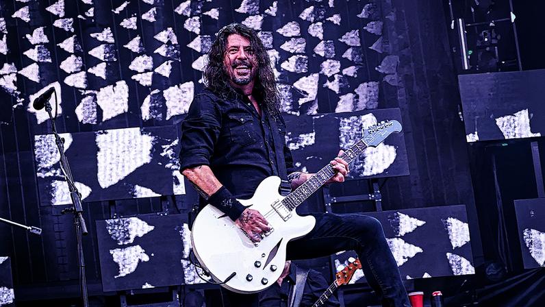 Os membros do Foo Fighters se reúnem no estúdio com o novo baterista Ilan Rubin, preparando-se para as próximas datas internacionais (Foto: Reprodução)