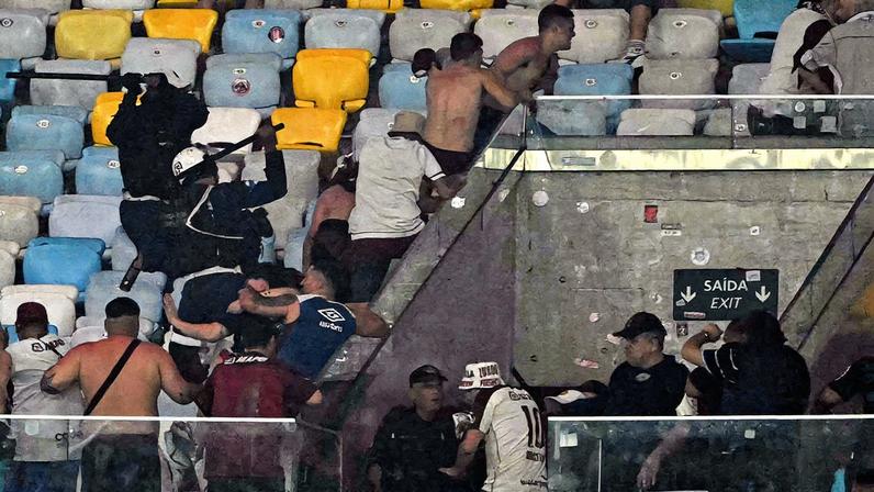 Torcedores do Lanús e policiais em confronto durante jogo contra o Fluminense (Foto: Reprodução)