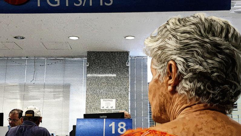 Pessoas aguardam para realizar o saque do PIS/Pasep e FGTS (Foto: Reprodução)